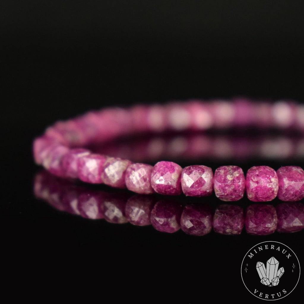 Bracelet Rubis Myanmar perles 4mm carrées facettées couleur vive - Pensée positive - Entretien - Stabilité