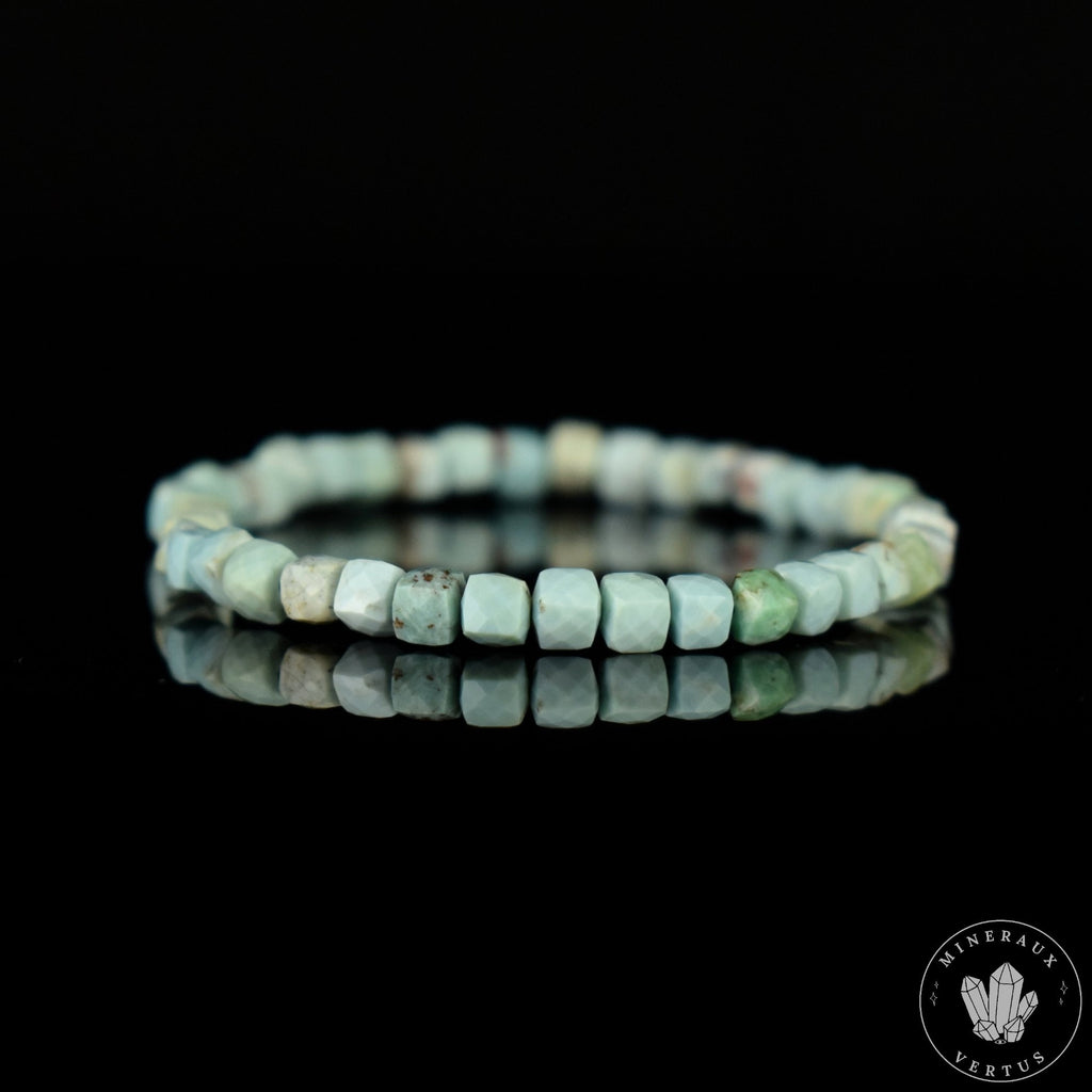 Bracelet Turquoise du Pérou perles cubiques facettées 4mm AA