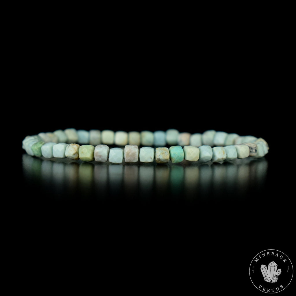 Bracelet Turquoise du Pérou perles cubiques facettées 4mm AA