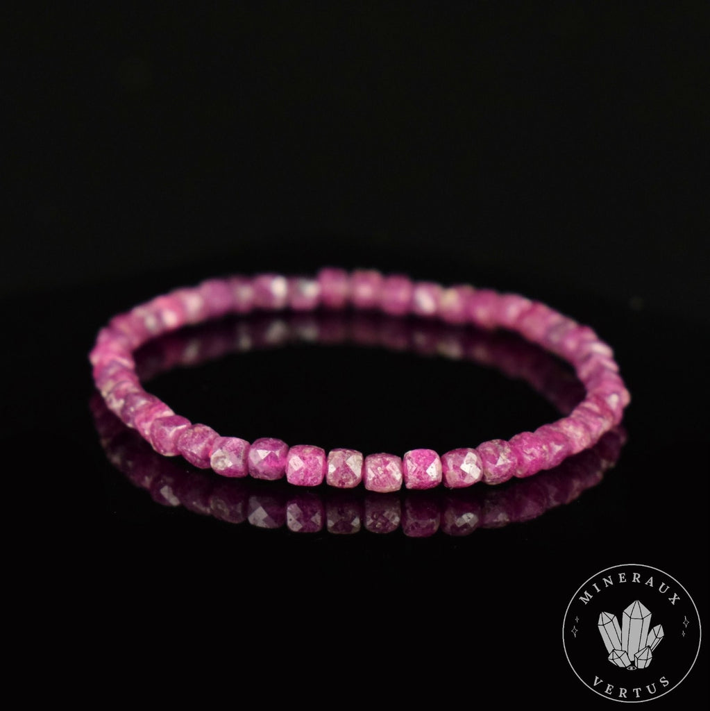 Bracelet Rubis Myanmar perles 4mm carrées facettées couleur vive - Pensée positive - Entretien - Stabilité