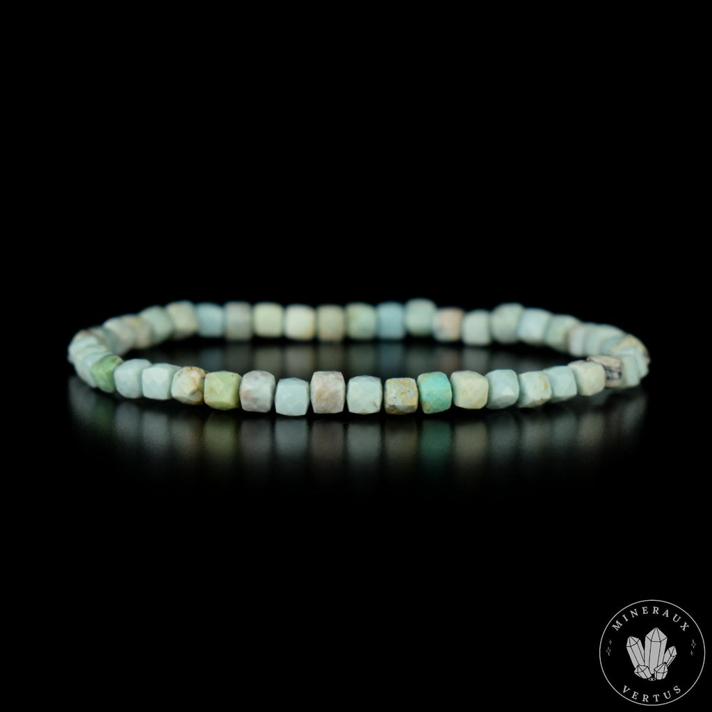 Bracelet Turquoise du Pérou perles cubiques facettées 4mm AA