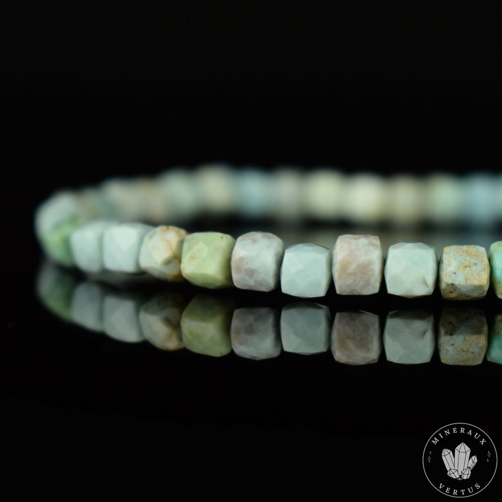 Bracelet Turquoise du Pérou perles cubiques facettées 4mm AA