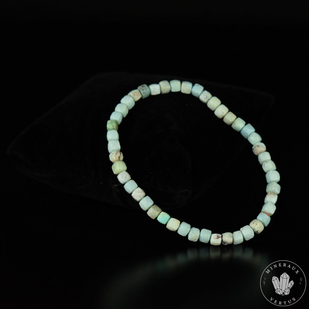 Bracelet Turquoise du Pérou perles cubiques facettées 4mm AA