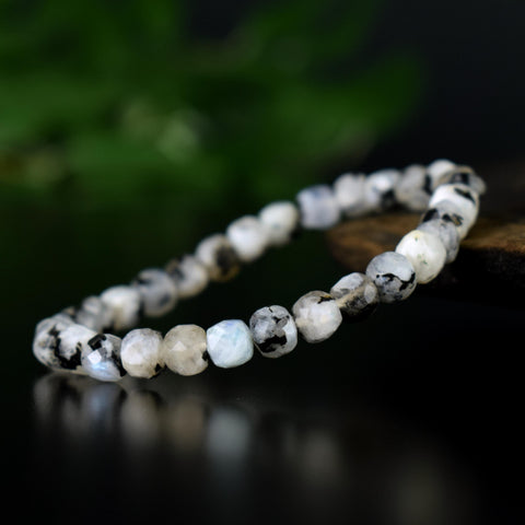 Bracelet Pierre de Lune Péristérite avec Tourmaline noire 6mm, perles carrées facettées qualité simple