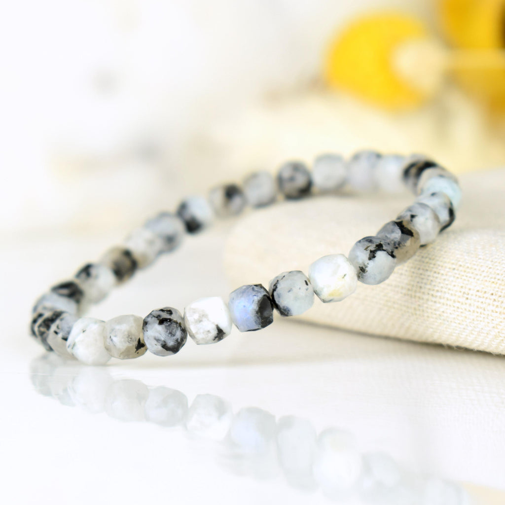 Bracelet Pierre de Lune Péristérite avec Tourmaline noire 6mm, perles carrées facettées qualité simple