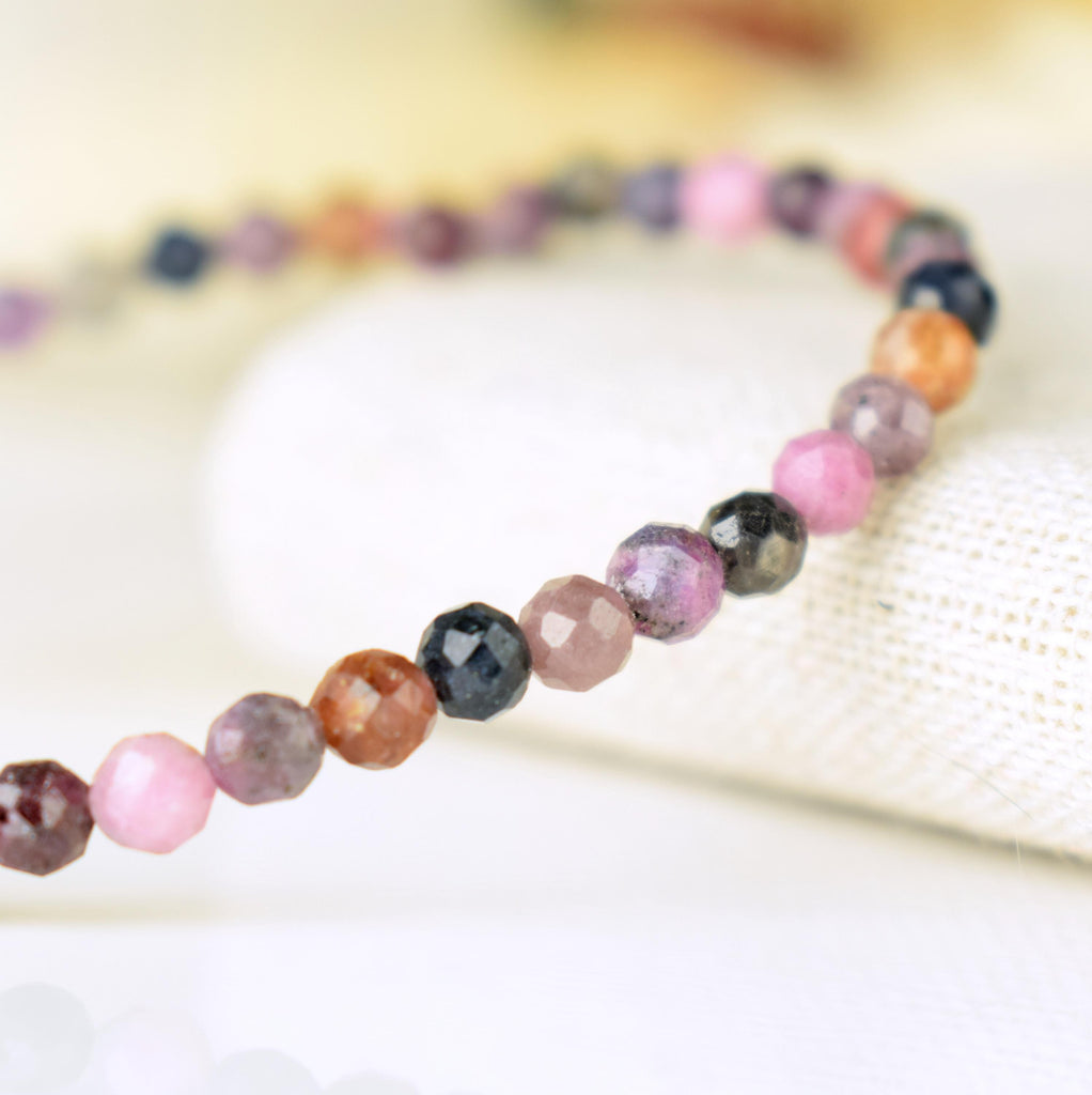 Bracelet Saphir Multicolore 4mm perles rondes facettées naturelles - Pensée positive - Entretien - Stabilité