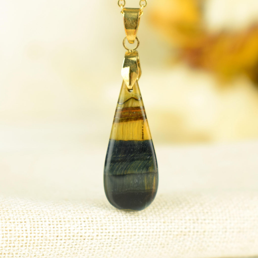 Pendentif Oeil de Faucon 10carats - 31mm x 11mm cabochon unique en pierre naturelle #690
