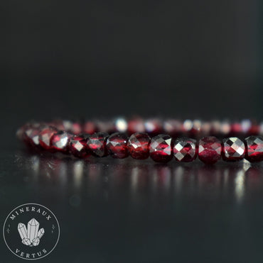 Bracelet Grenat Rouge Almandin du Mozambique AAA perles carrées facettées 4mm