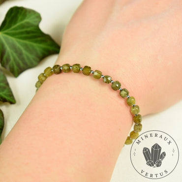 Bracelet Grenat Grossulaire Vert Andradite AA perles carrées à facettes 4mm chaine argent - Fertilité - Vitalité - Créativité