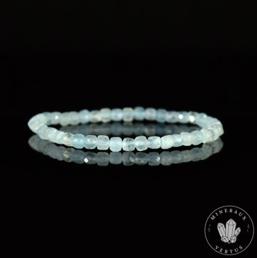Bracelet Aigue-Marine perles 4mm cubes à facettes grade AA