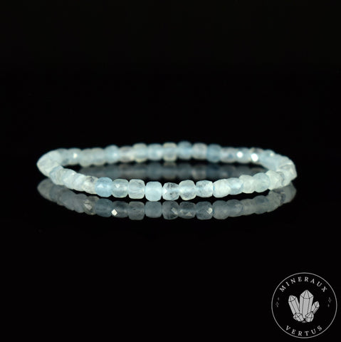 Bracelet Aigue-Marine perles 4mm cubes à facettes grade AA